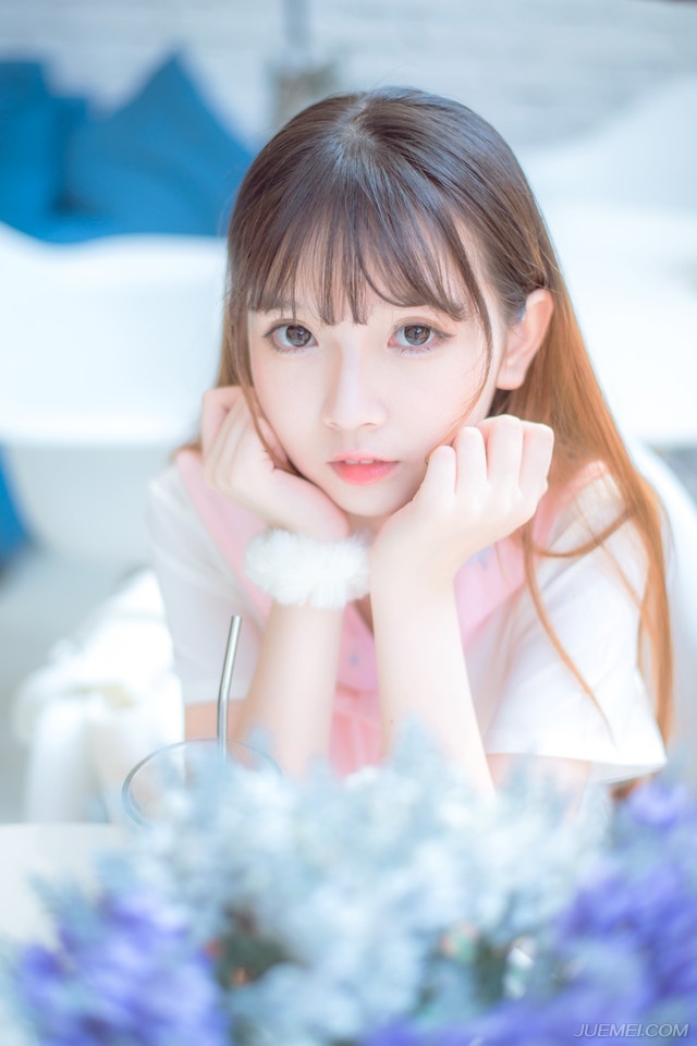 “三弟何故回来？”看到此人，诸葛亮神色一动，沉声道：“可是蜀中有新的消息？”